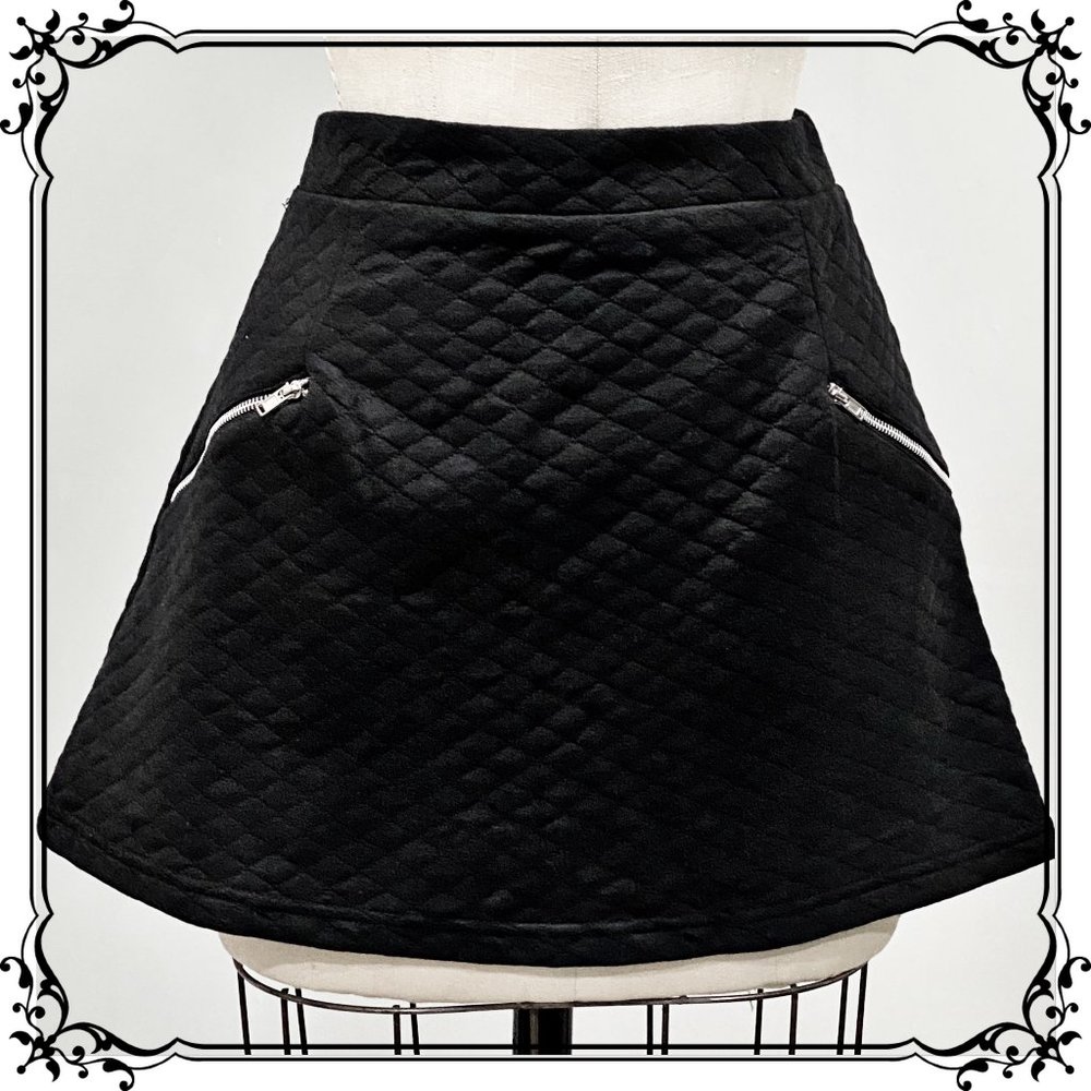 IN STYLE Black Quilted A-Line Mini Skirt - Size Jr. Med. / Great For Fall!